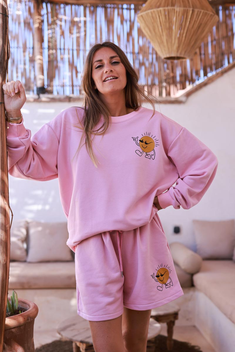 Sudadera rosa cómoda con cara sonriente y gafas de sol