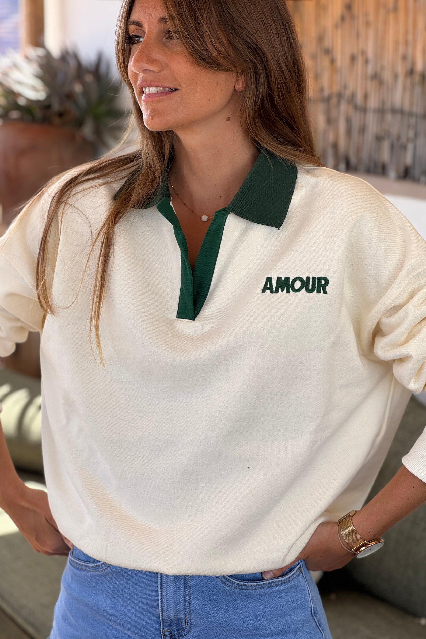 Sweat écru col polo et broderie Amour vert