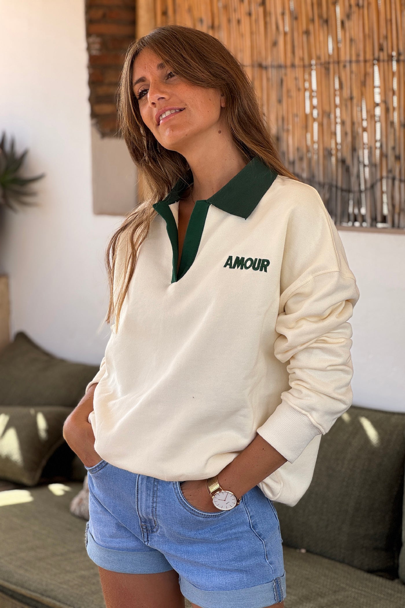 Sweat écru col polo et broderie Amour vert
