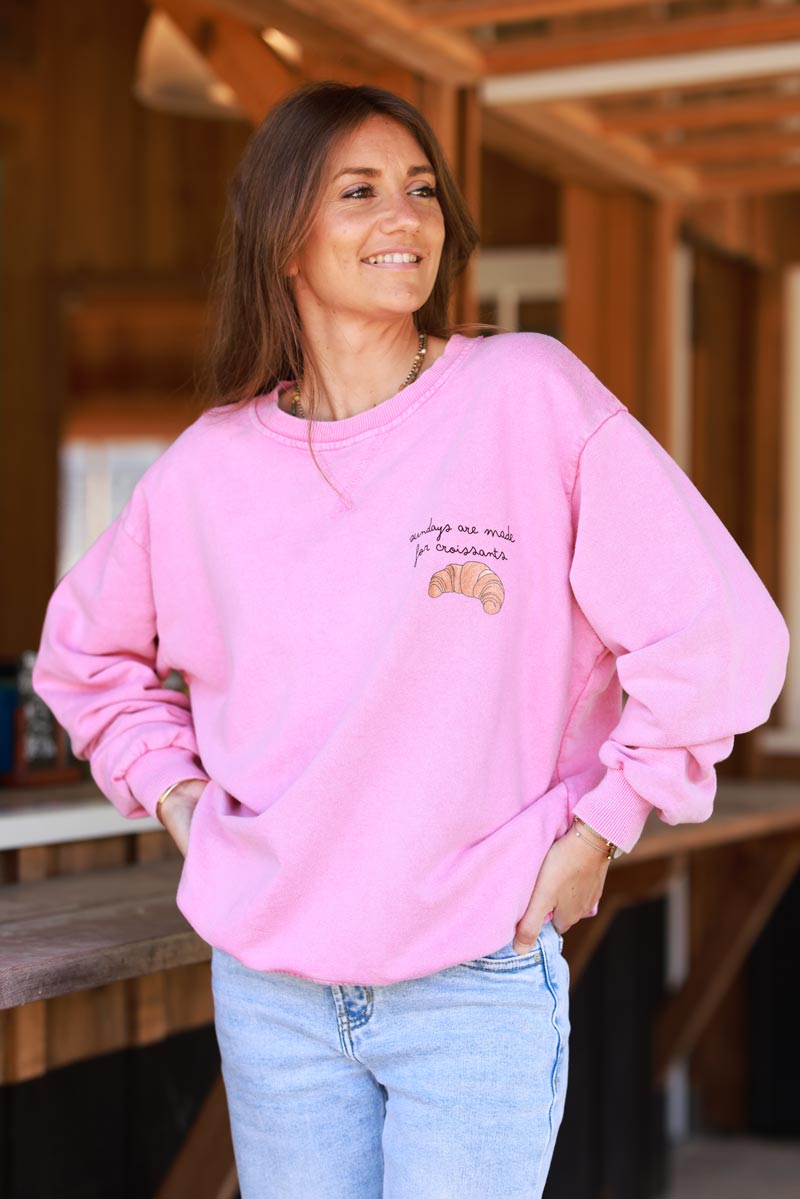 Sweat loose rose délavé imprimé Croissant et message Sundays