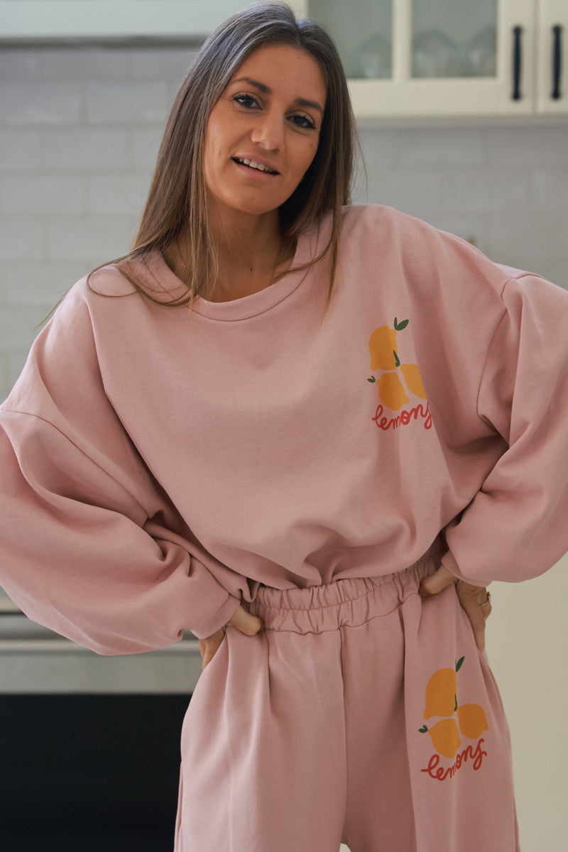 Sweat rose pâle large et confort motif citrons lemons délavé