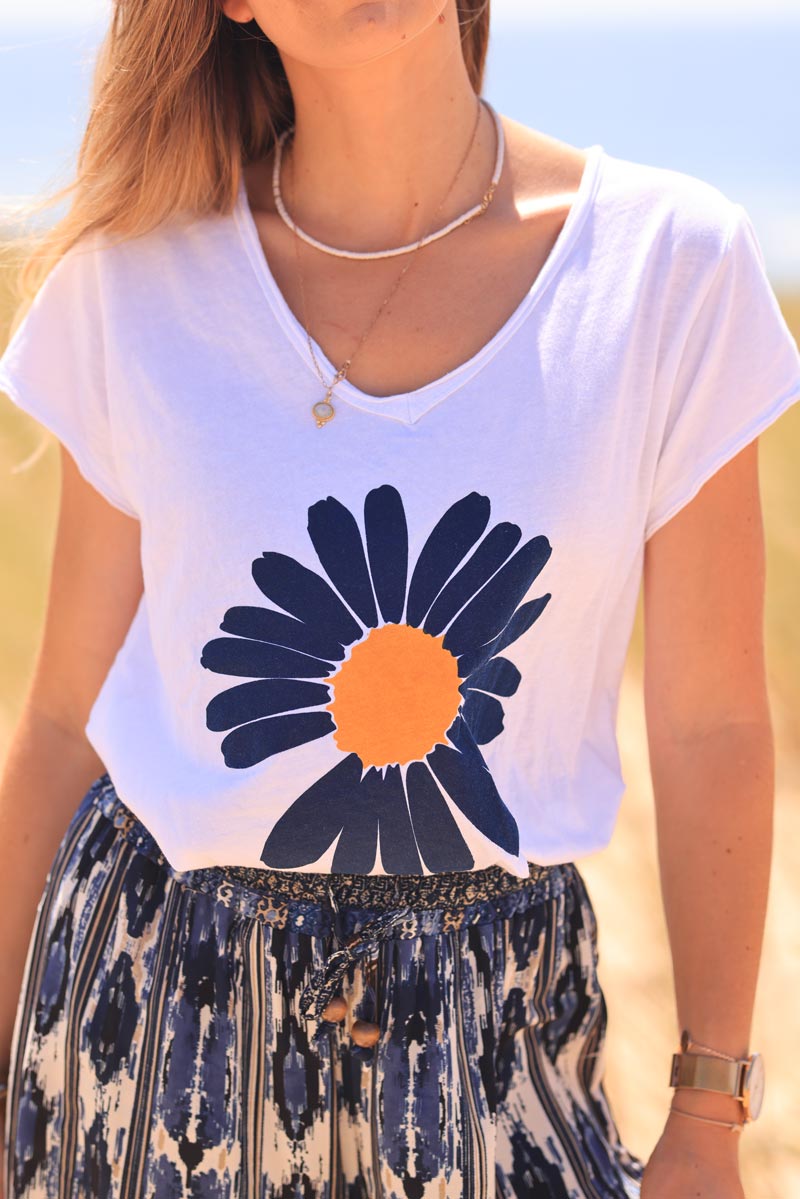 T-shirt blanc en coton col v motif marguerite bleu marine