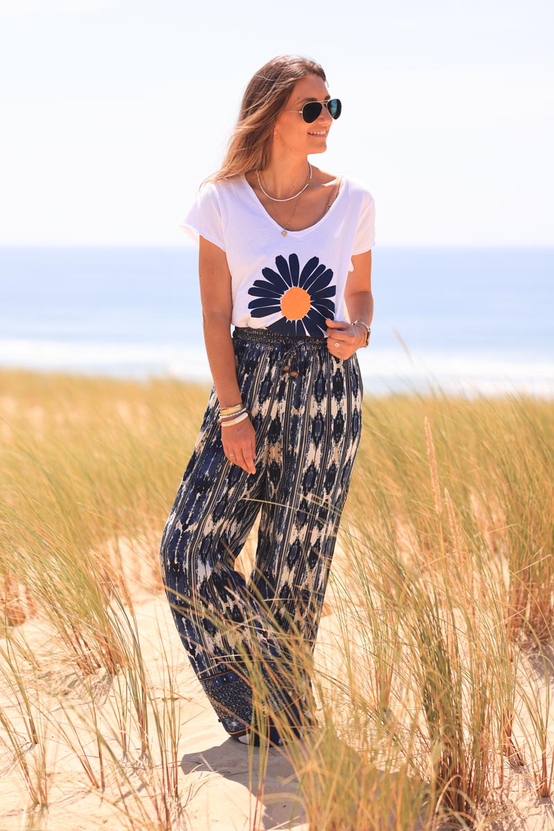 T-shirt blanc en coton col v motif marguerite bleu marine