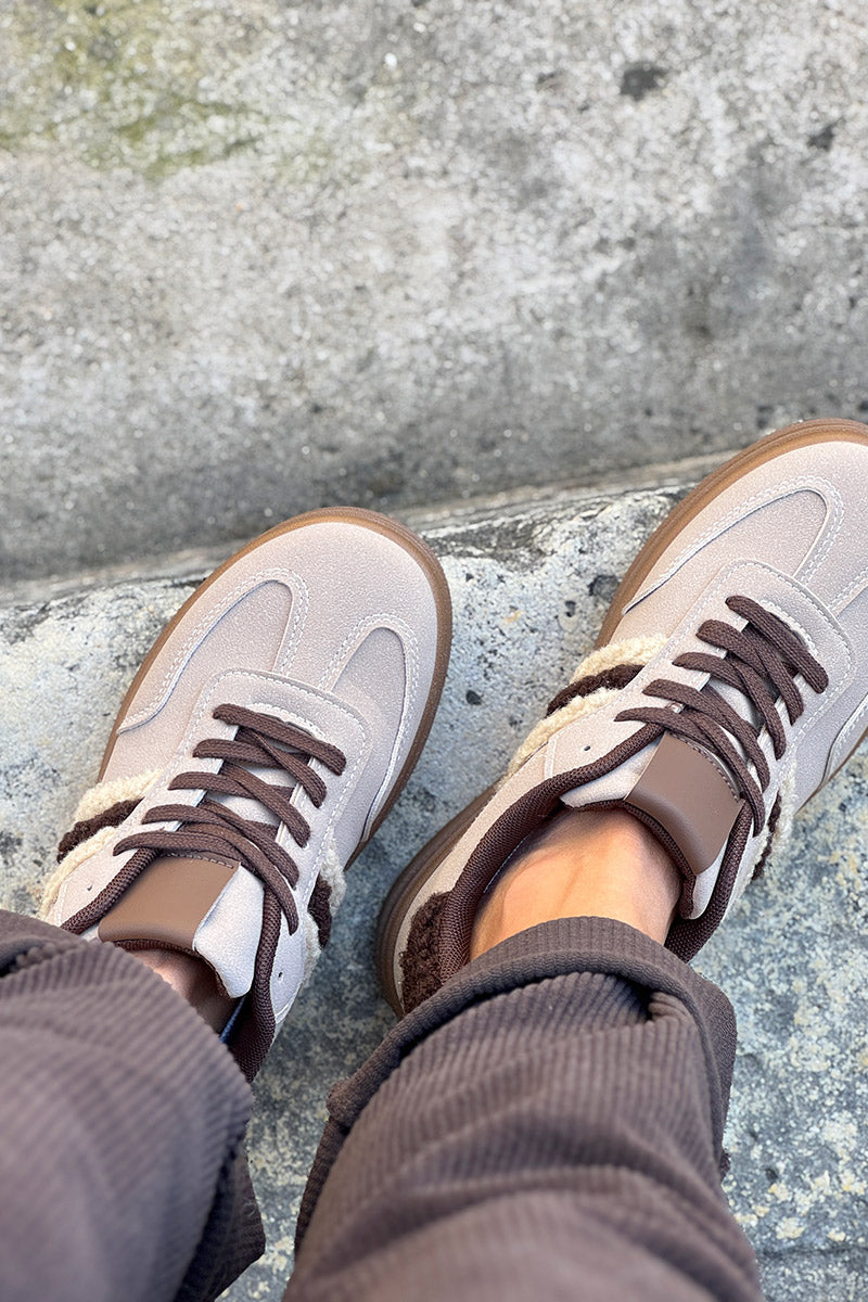 Tennis beige rayures marron en moumoute lacets chocolat