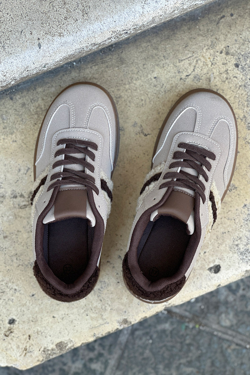 Tennis beige rayures marron en moumoute lacets chocolat