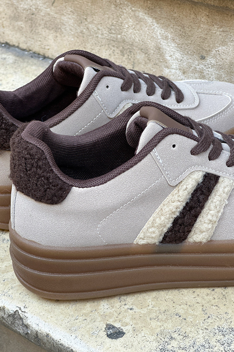Tennis beige rayures marron en moumoute lacets chocolat