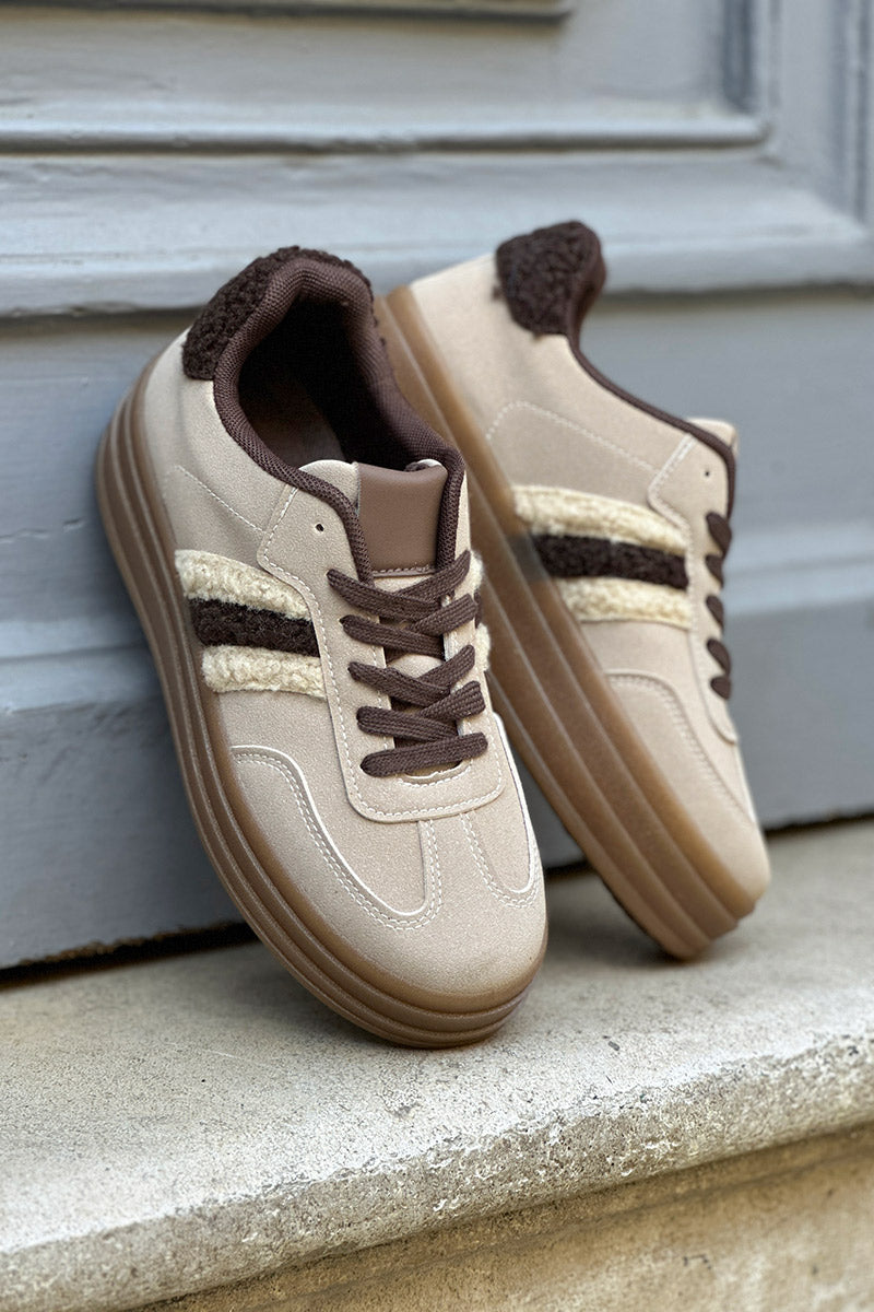 Tennis beige rayures marron en moumoute lacets chocolat