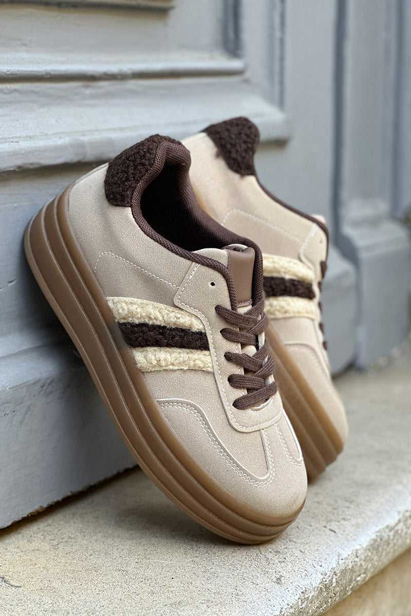 Tennis beige rayures marron en moumoute lacets chocolat
