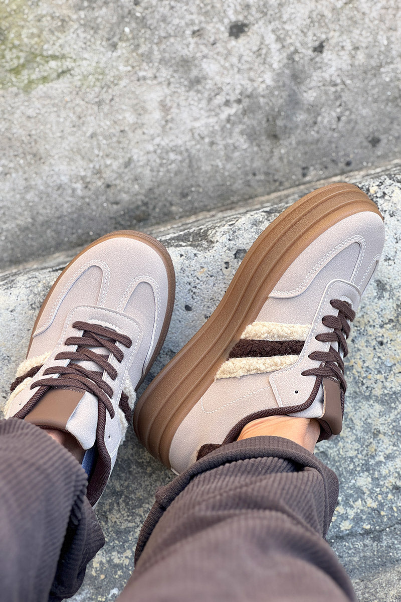 Tennis beige rayures marron en moumoute lacets chocolat