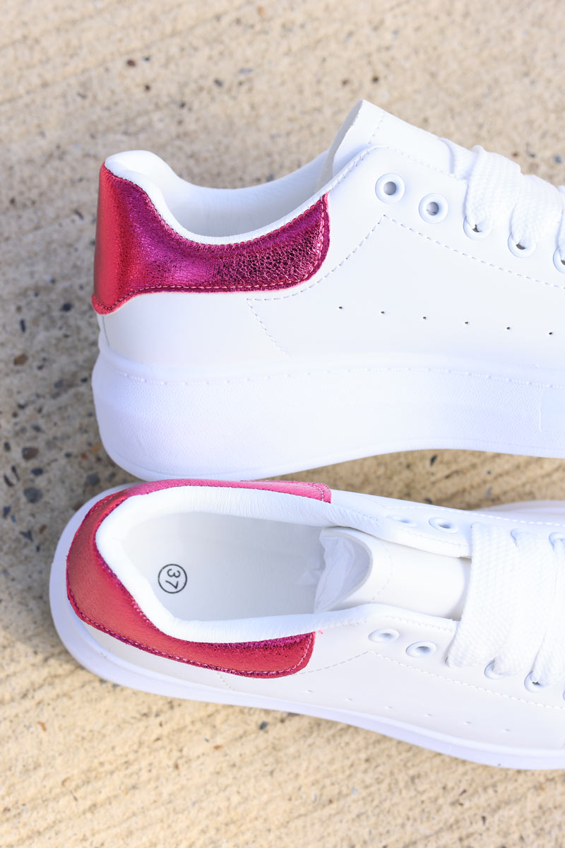 Tennis blanches à plateforme talon fuchsia brillant