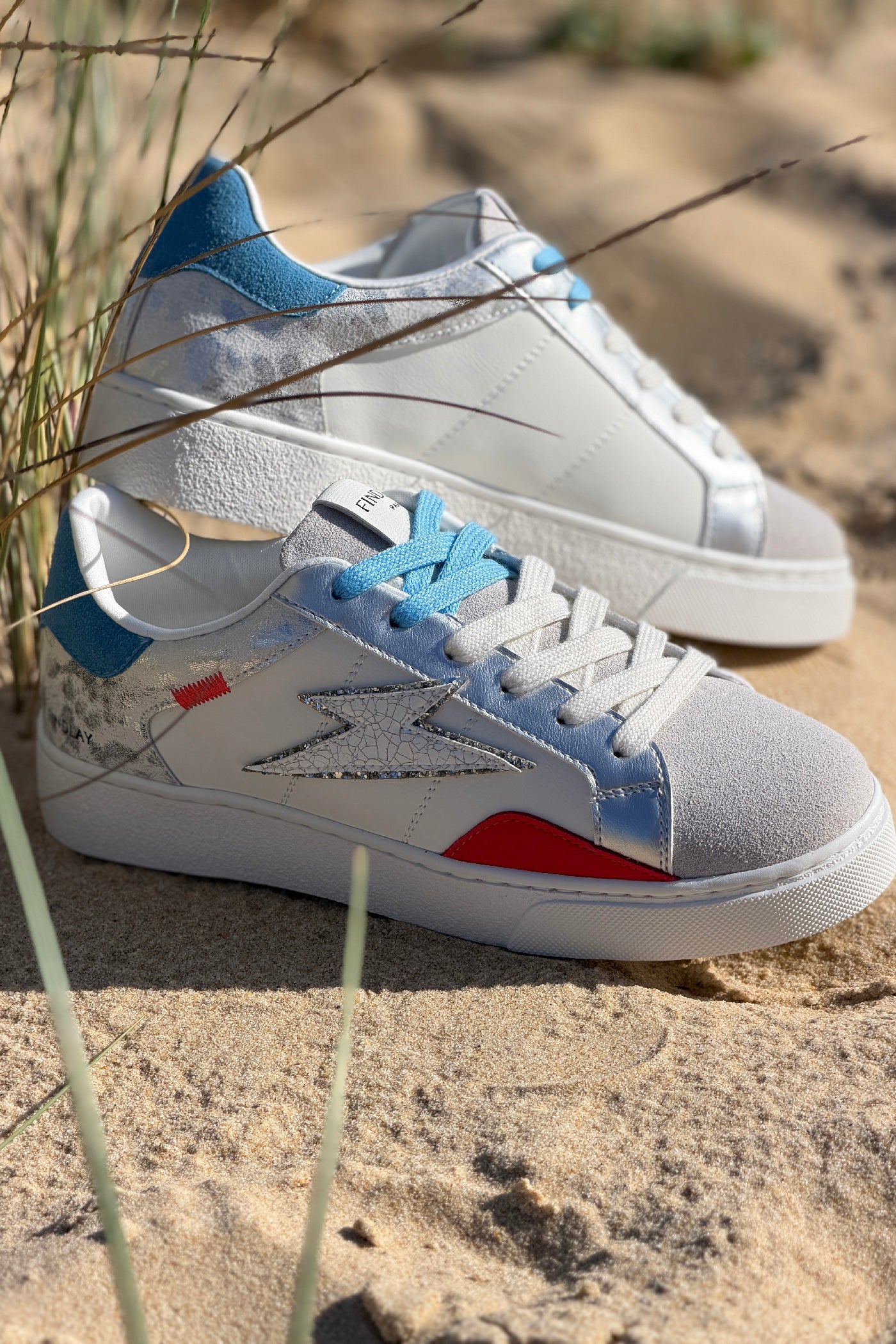 Tennis blanches en simili éclair effet usé avec détails bleu, rouge et léopard argent