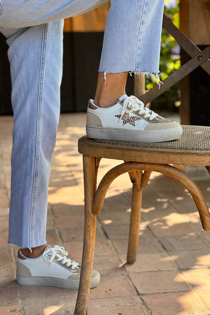 Tennis blanches et beige détail paillettes et gold étoile léopard