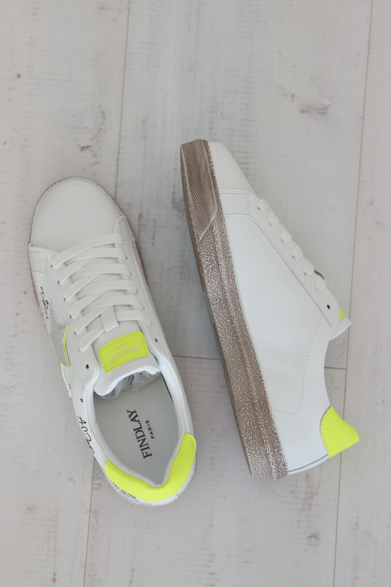 Tennis blanches étoile argentées détails jaune fluo et graffitis