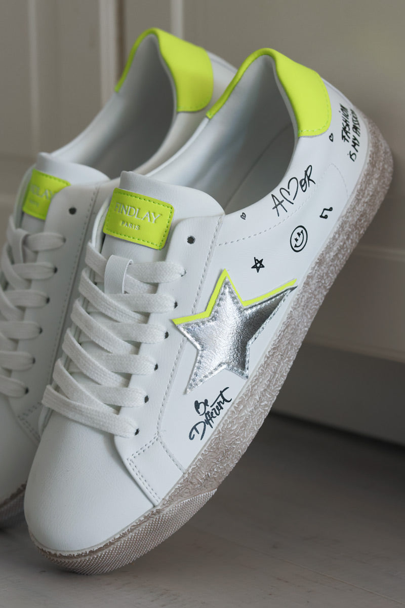 Tennis blanches étoile argentées détails jaune fluo et graffitis