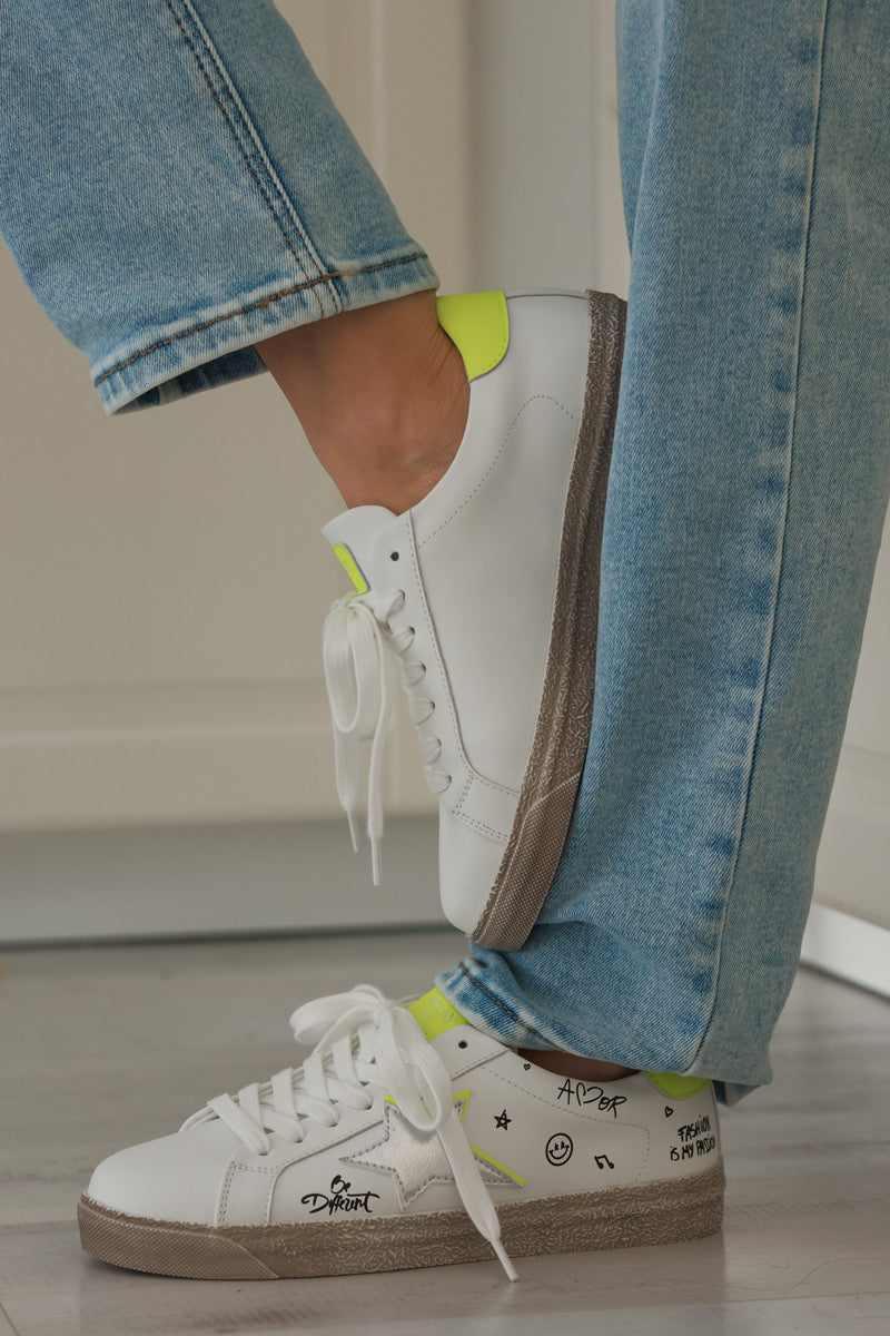 Tennis blanches étoile argentées détails jaune fluo et graffitis