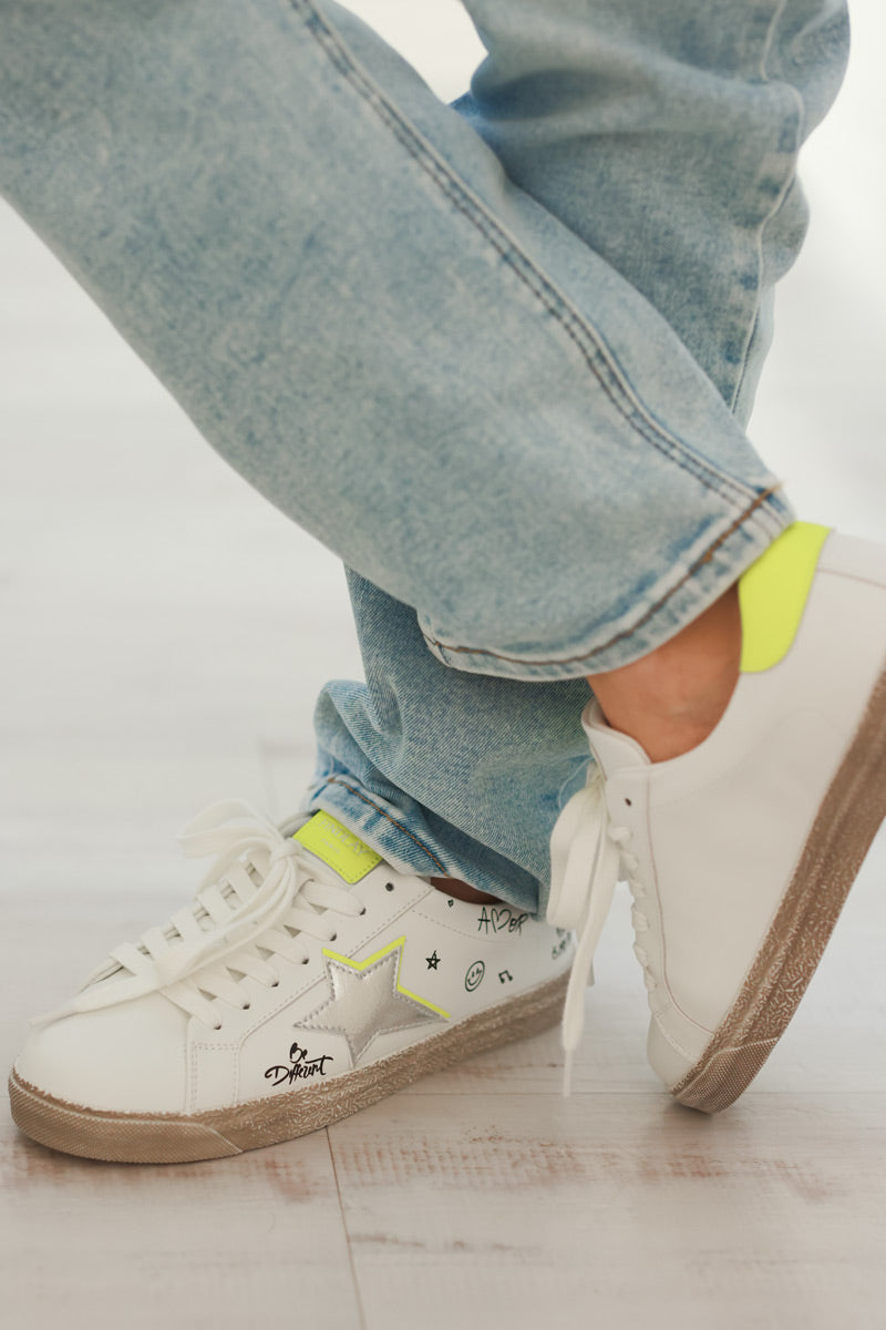Tennis blanches étoile argentées détails jaune fluo et graffitis