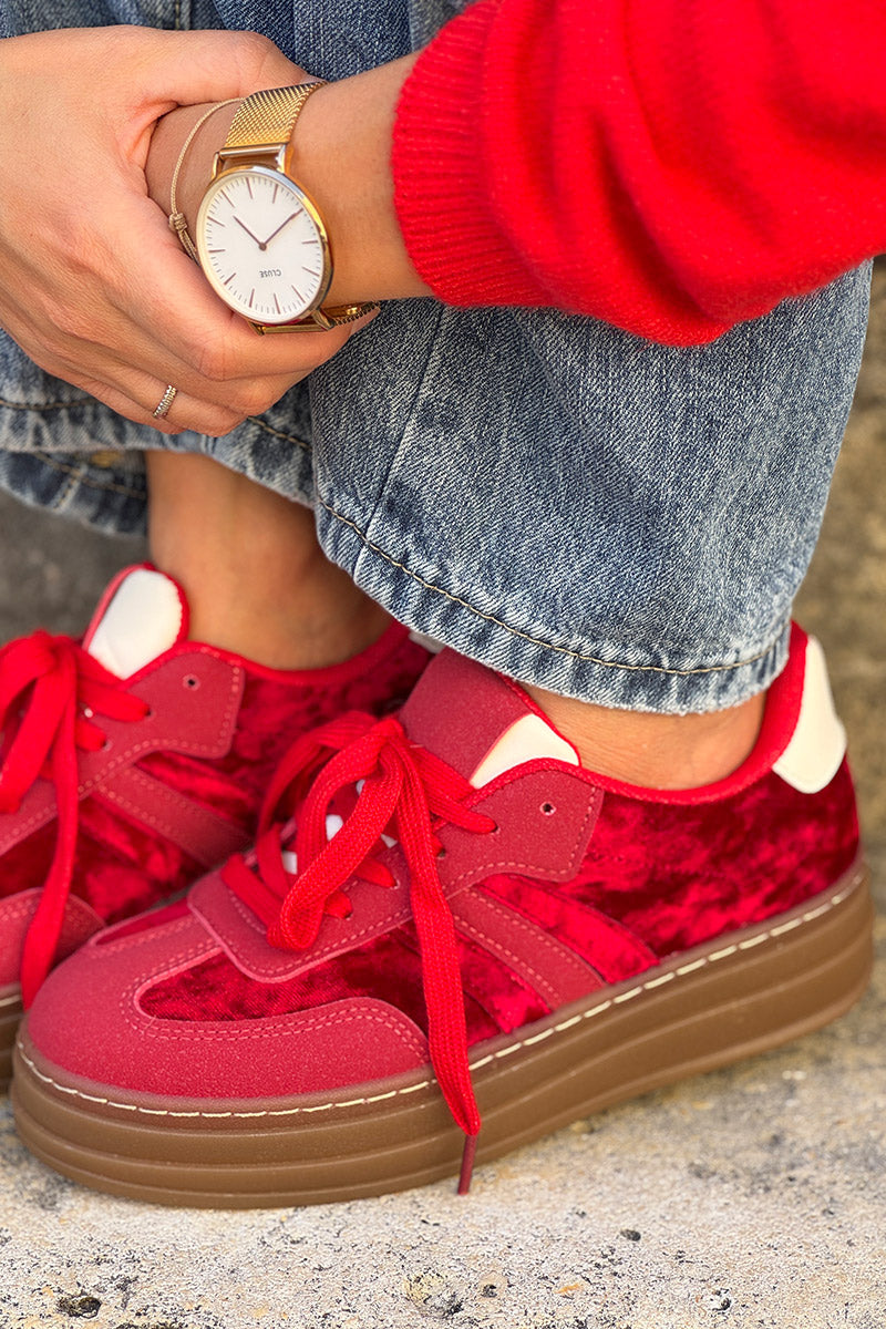 Tennis en velours rouge avec rayures et à plateforme