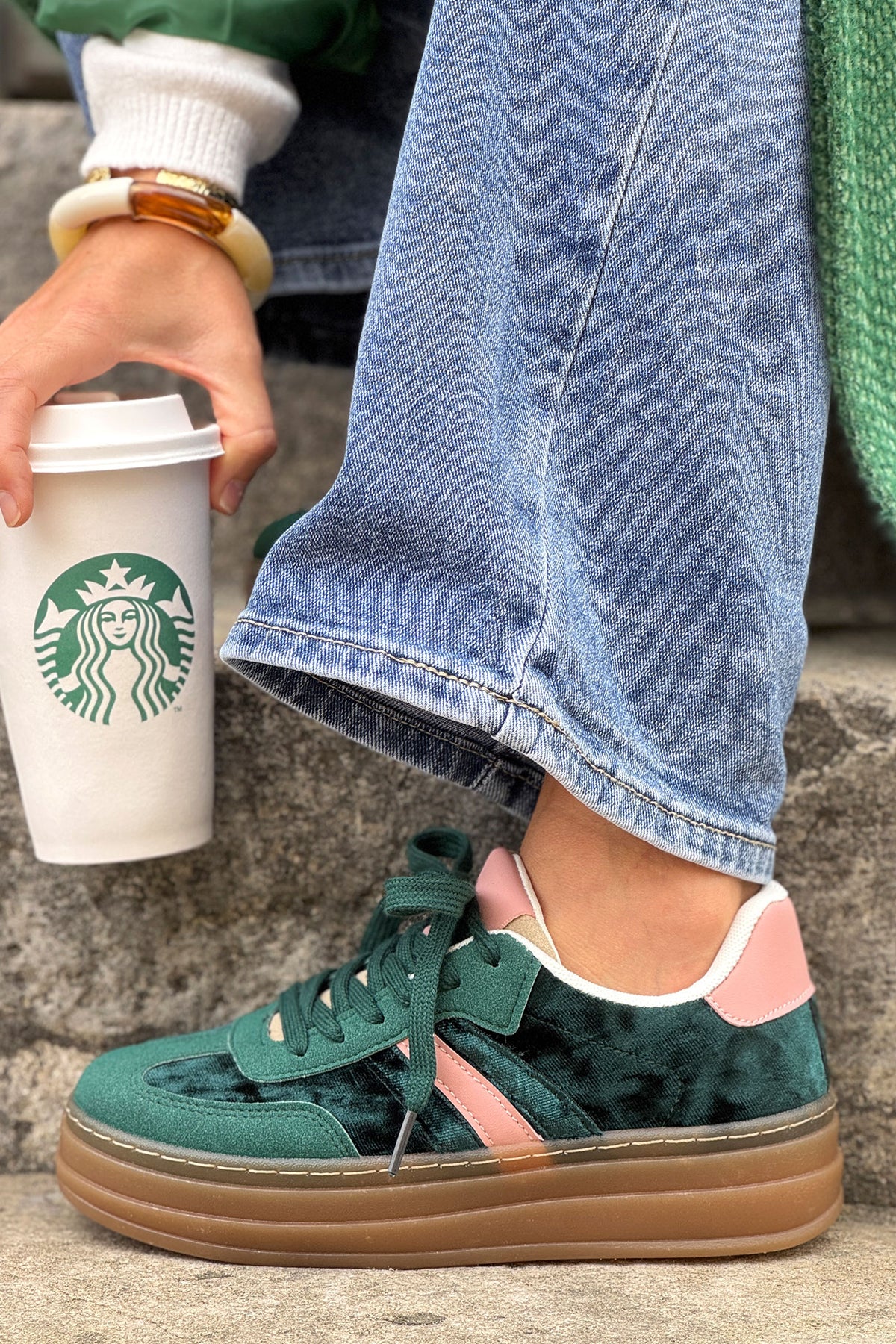 Zapatillas de tenis de plataforma de terciopelo verde con rayas y tacón rosa.