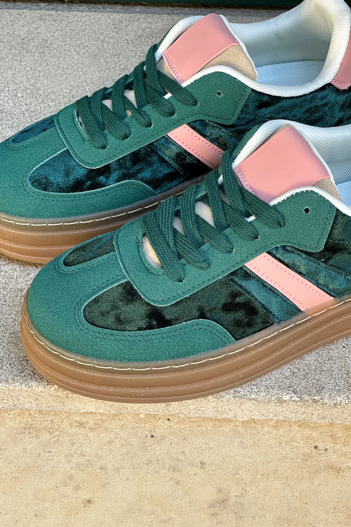 Tennis en velours vert à plateforme rayure et talon rose