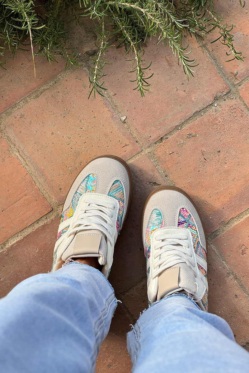 Tennis grises motifs en sequins turquoise et colorés à plateforme rayures blanc