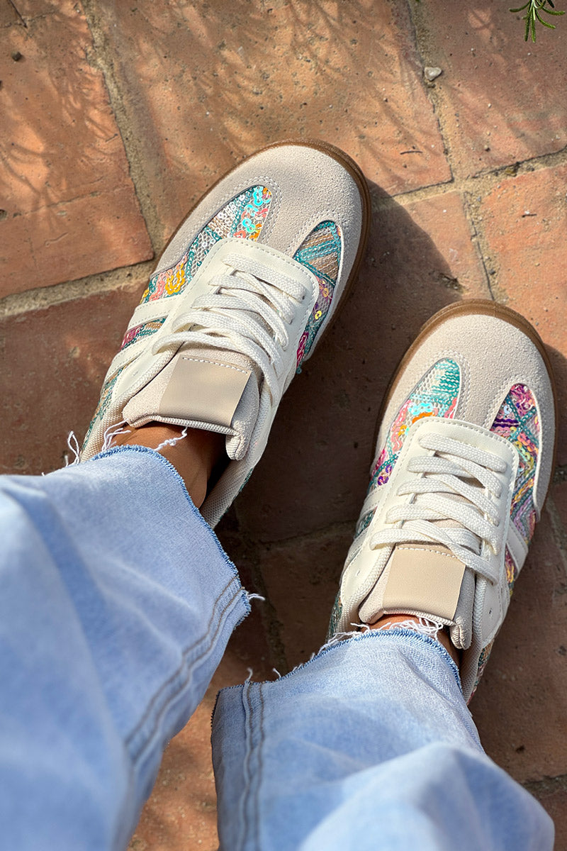 Tennis grises motifs en sequins turquoise et colorés à plateforme rayures blanc