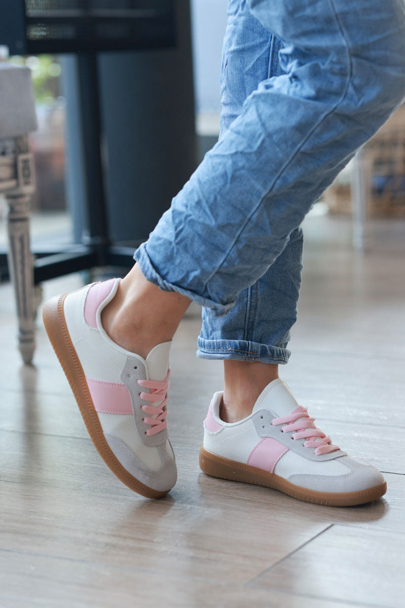 Tennis légères gris pâle en tissu texturé et suédine rayure et lacets rose