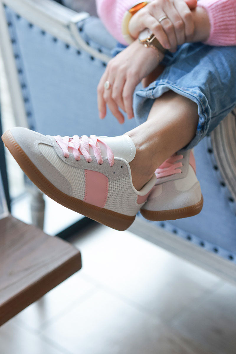 Tennis légères gris pâle en tissu texturé et suédine rayure et lacets rose