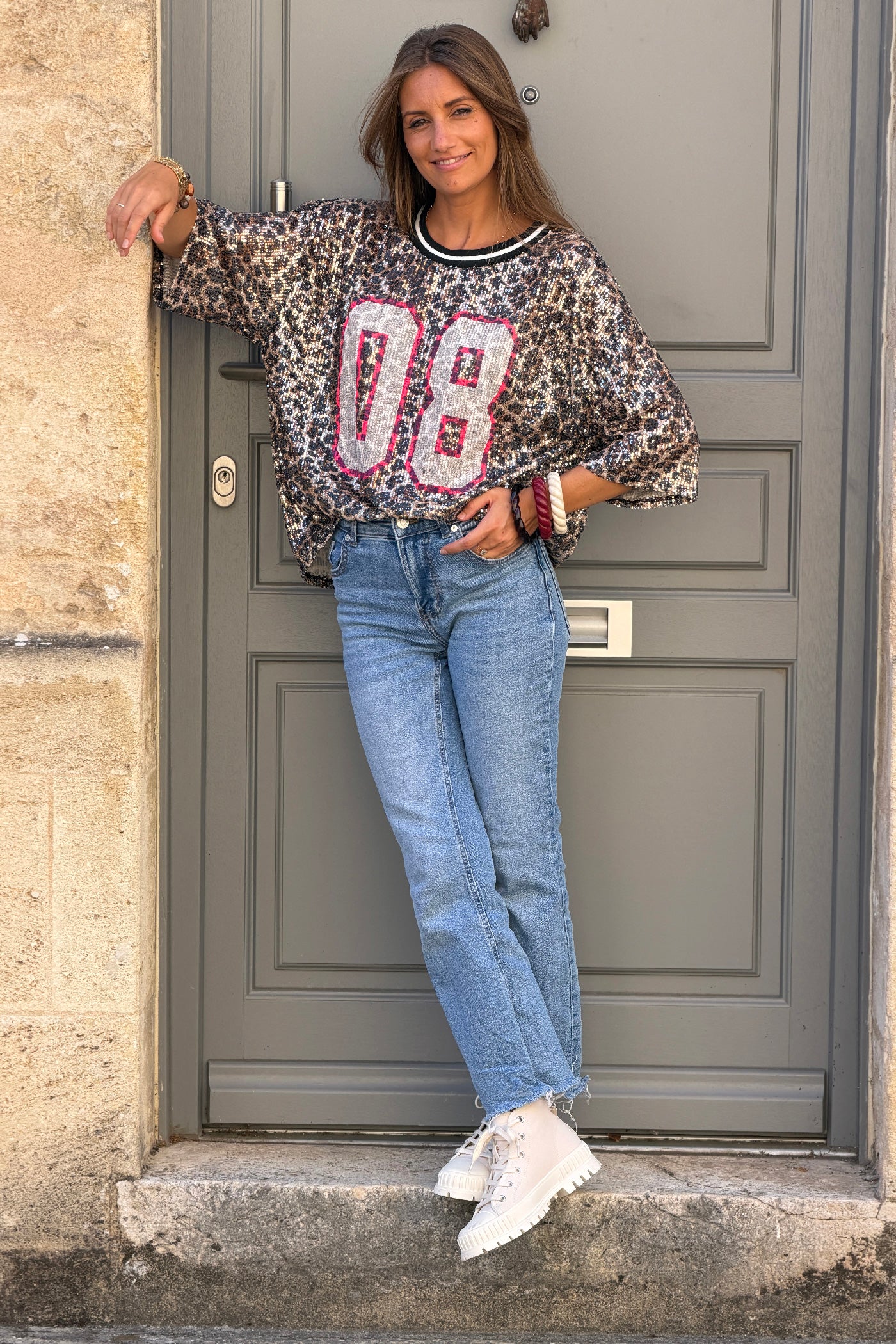 Top à sequins imprimé léopard et 08 rose fluo col rond