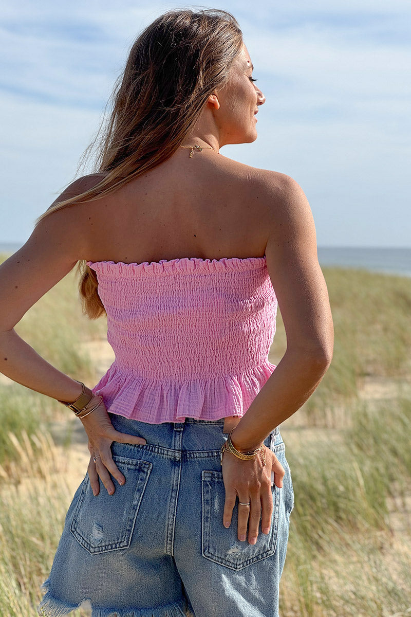Top bandeau smocké élastiqué rose en gaze de coton avec volants