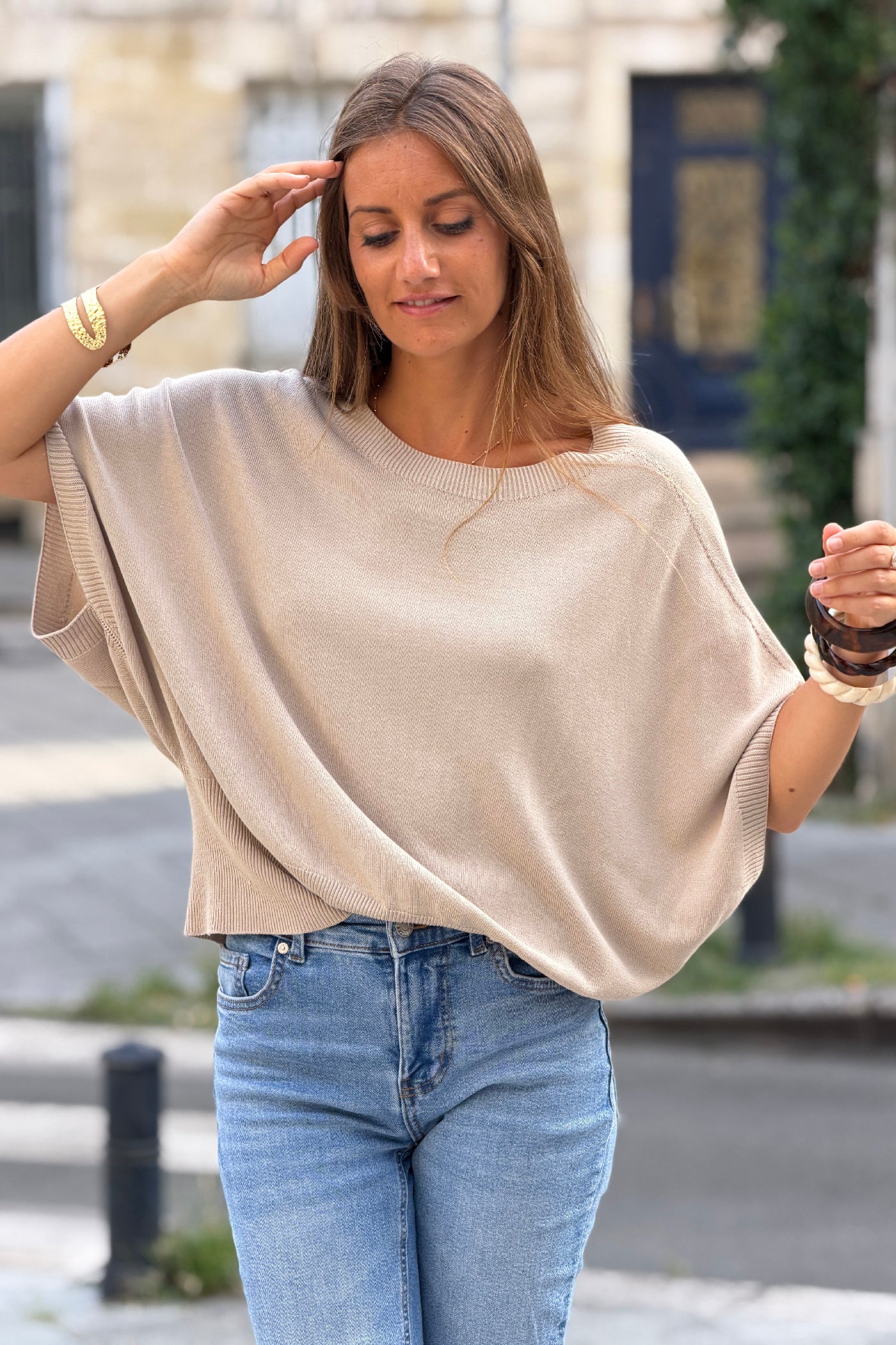 Top beige en maille stretch manches chauve souris col rond