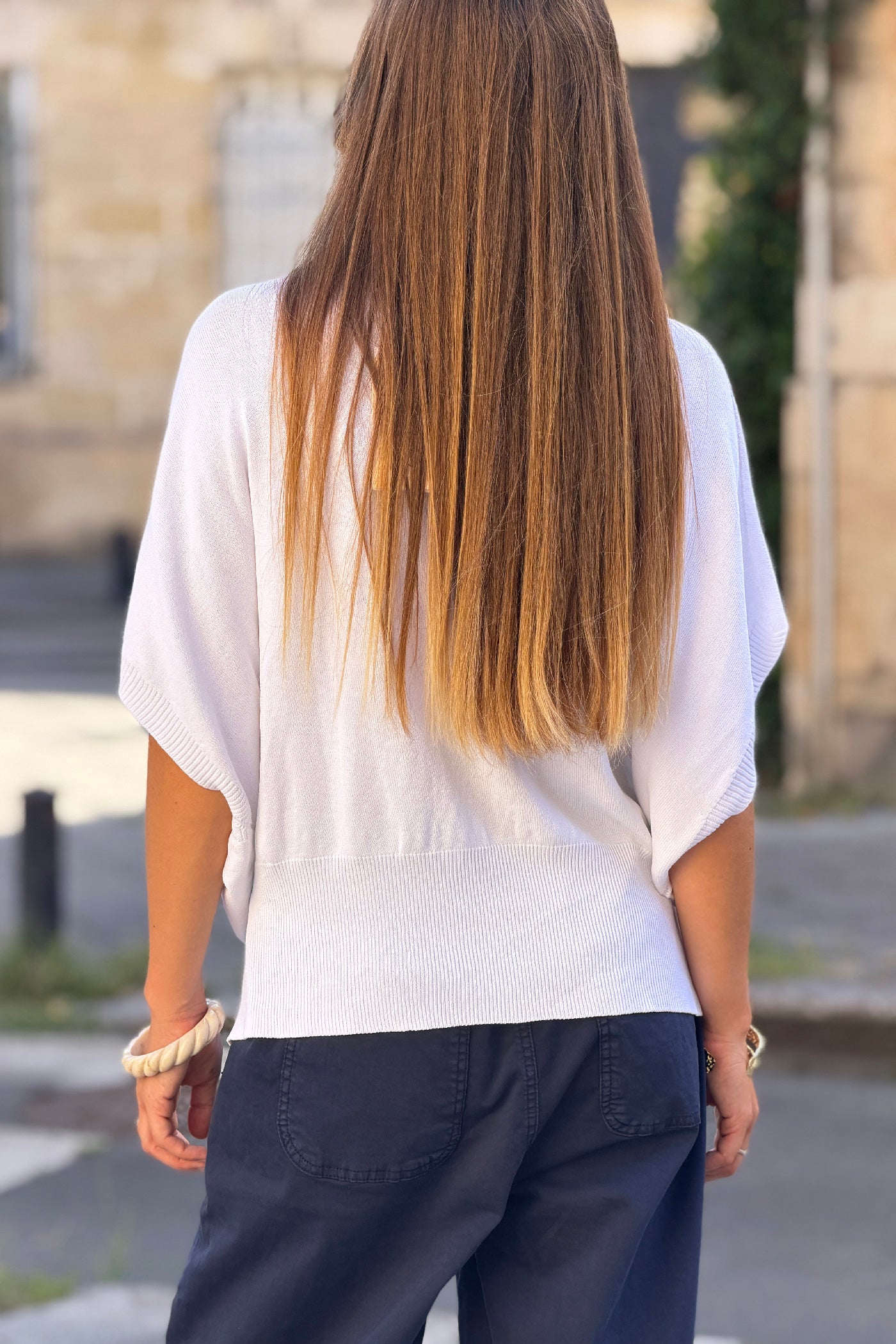 Top blanc en maille stretch manches chauve souris col rond