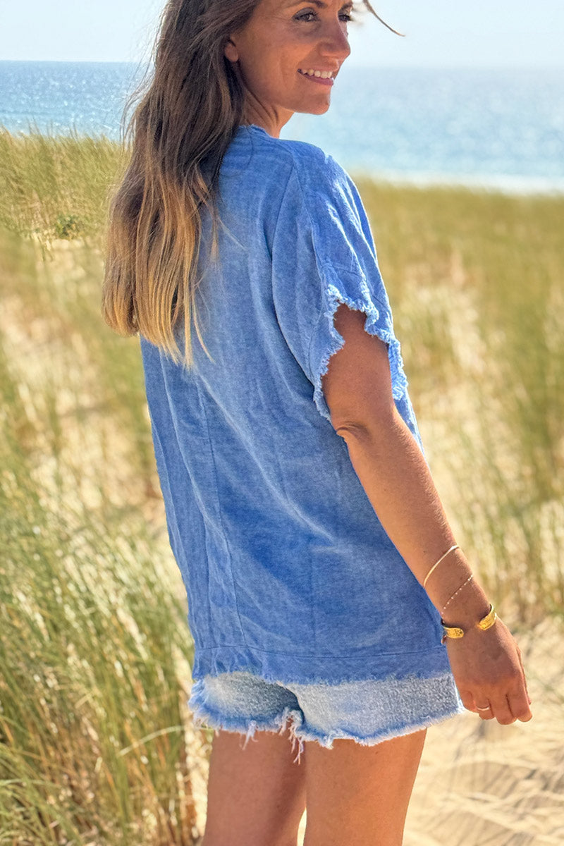 Top bleu roi en coton effet piqué détails et col v franges