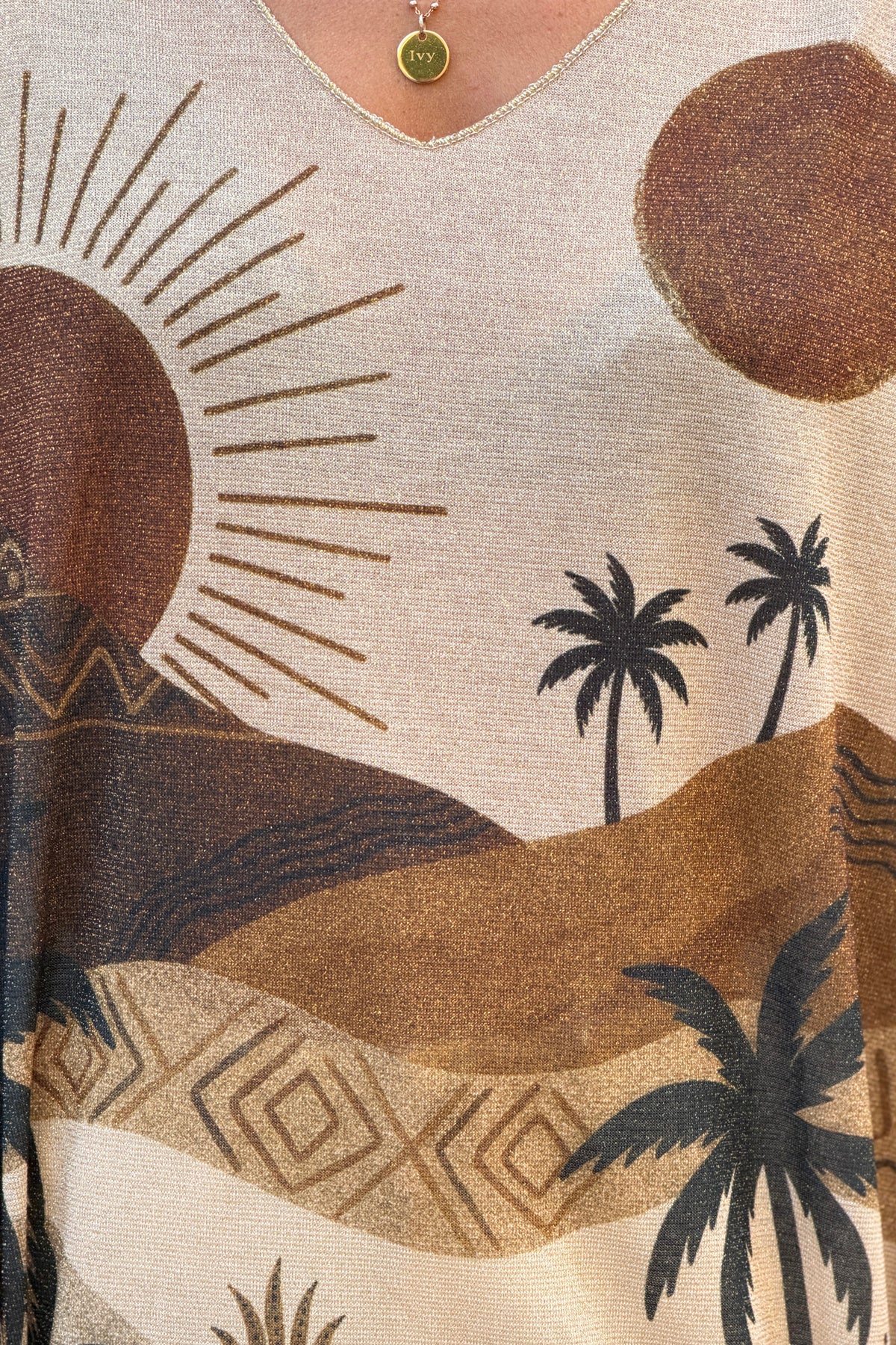 Top brillant imprimé Sunset marron soleil dunes et palmiers