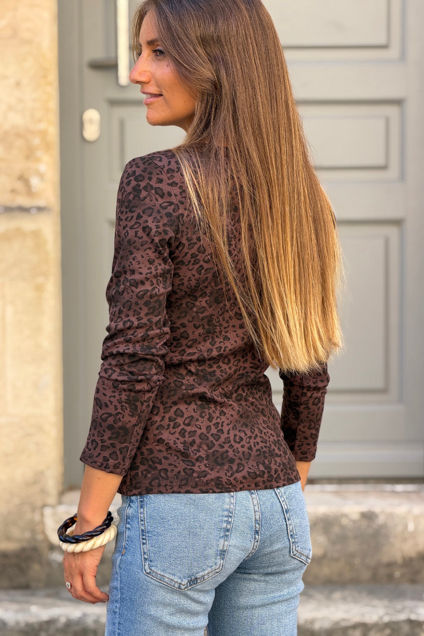 Top côtelé style sous pull imprimé léopard marron