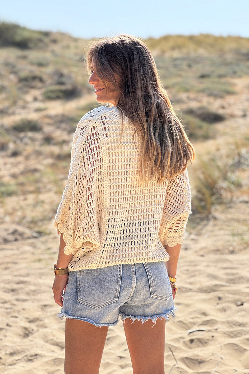 Top de crochet beige con rosetas y mangas murciélago y escote en pico