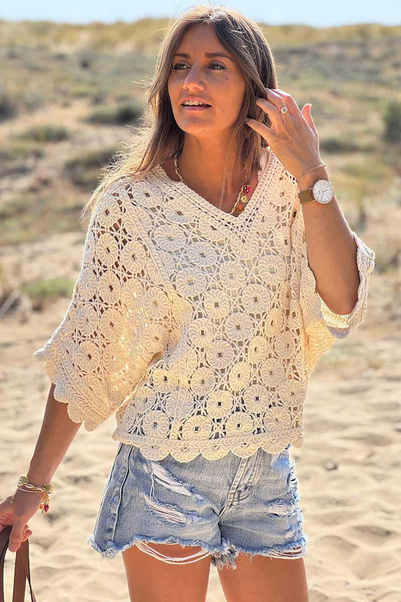 Top de crochet beige con rosetas y mangas murciélago y escote en pico