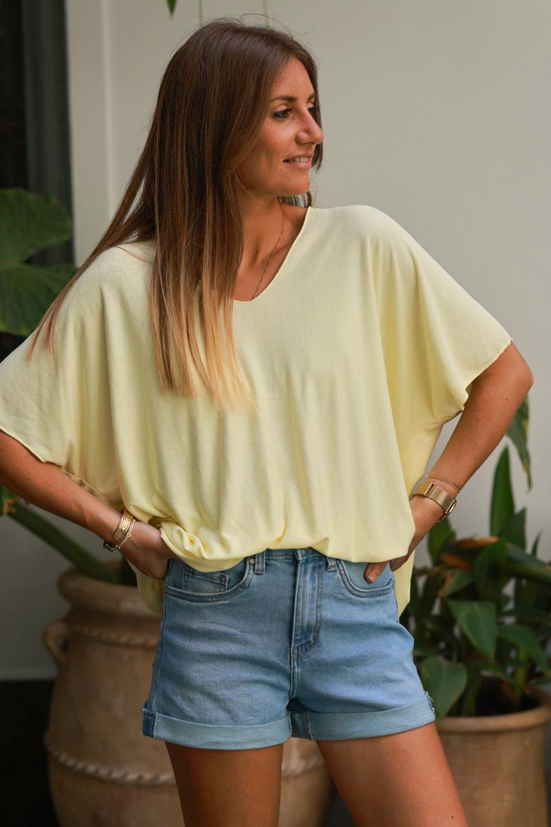 Top jaune pâle fluide confort et stretch col v