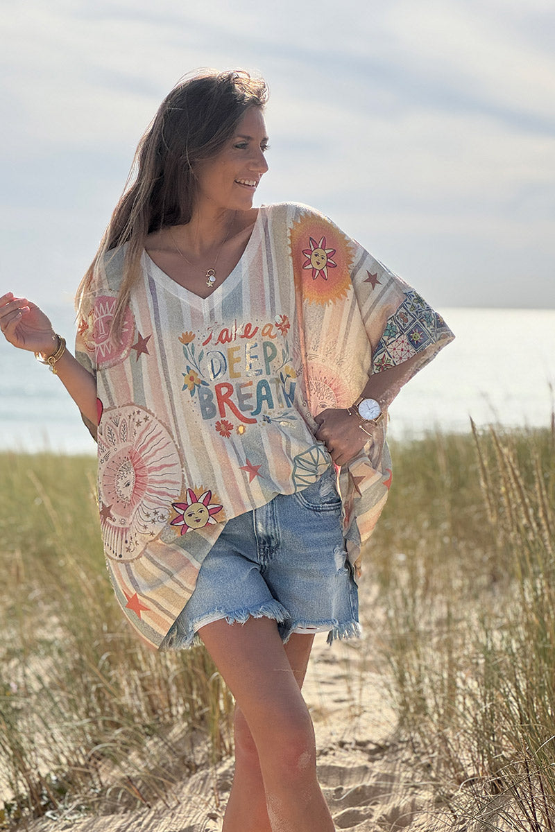 Top large beige brillant imprimé Breath et symboles soleils colorés