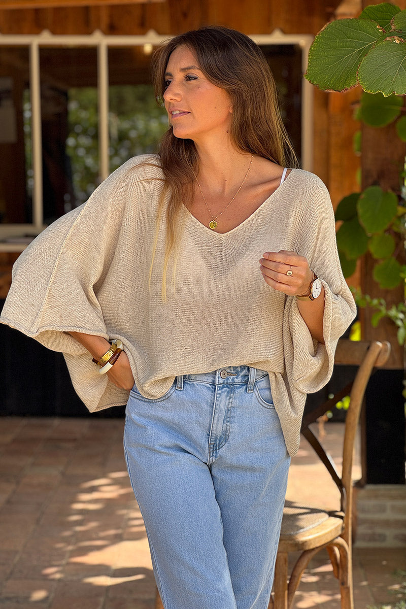 Top large beige en maille coton mélangé manches chauve souris col V