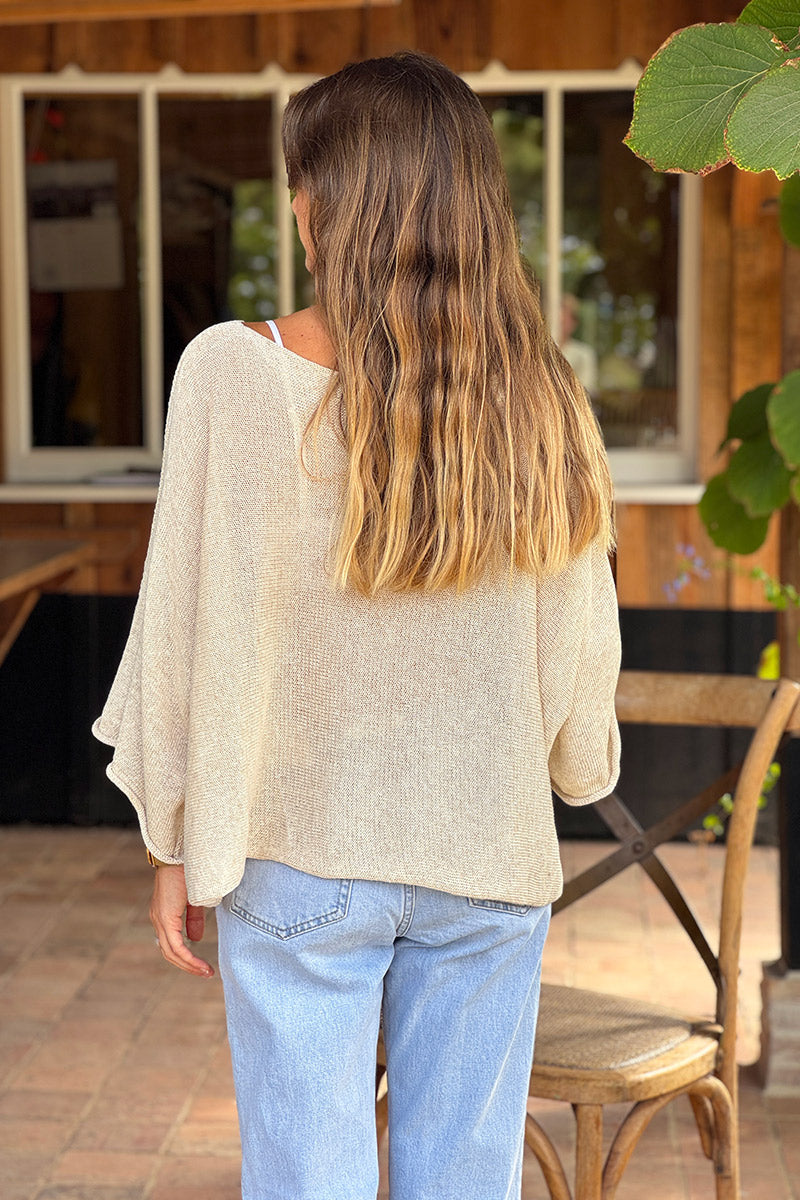 Top large beige en maille coton mélangé manches chauve souris col V