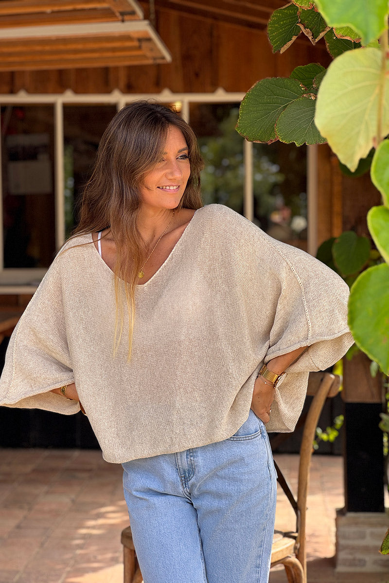Top large beige en maille coton mélangé manches chauve souris col V