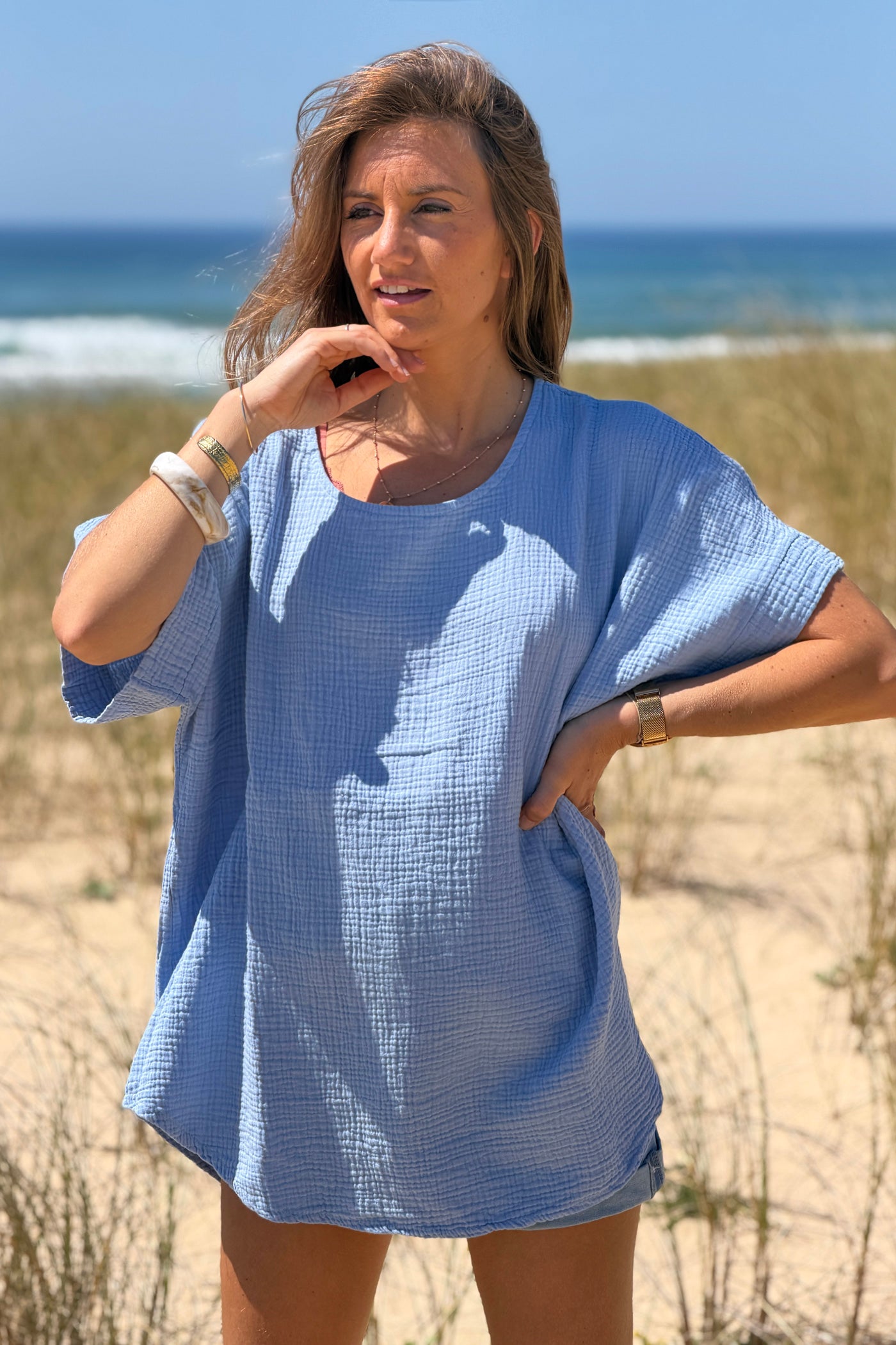 Top large bleu en gaze de coton basique col rond
