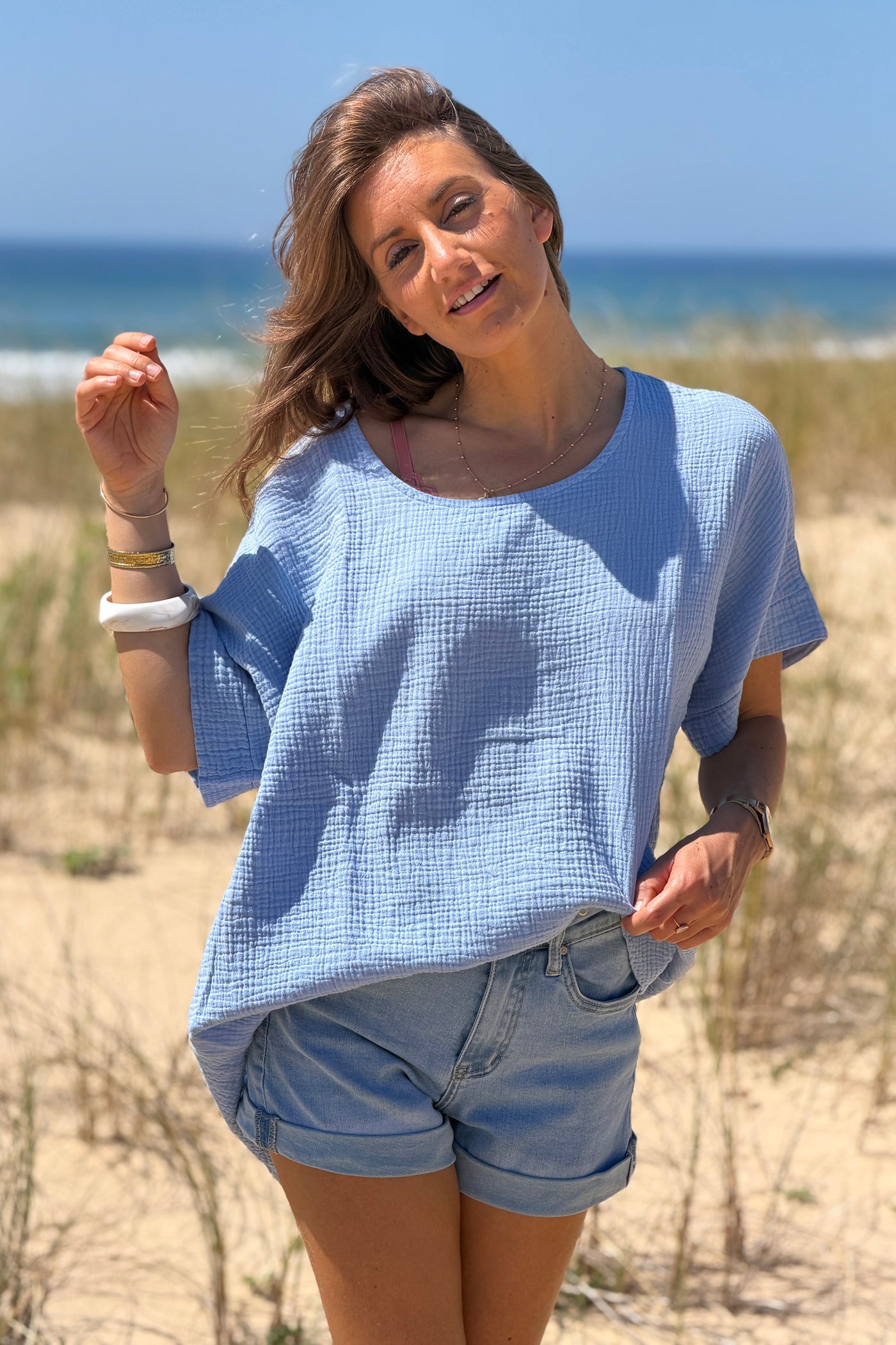 Top large bleu en gaze de coton basique col rond