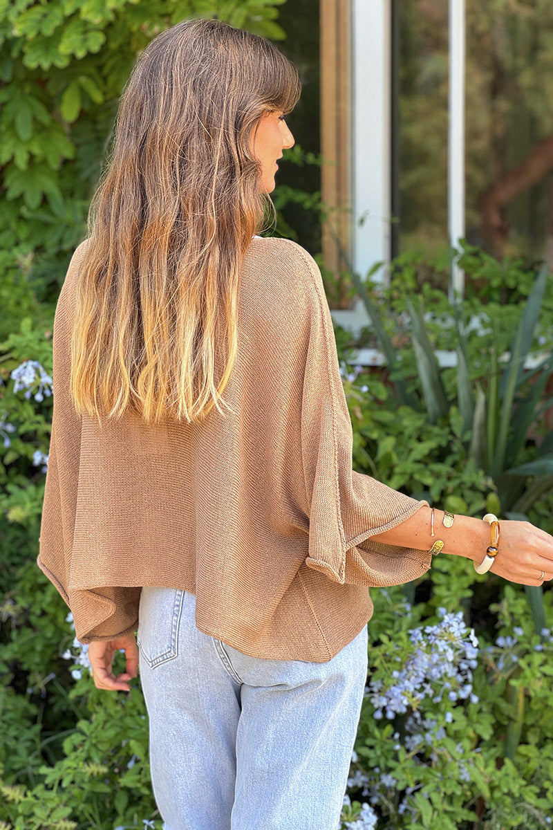 Top large camel en maille coton mélangé manches chauve souris col V