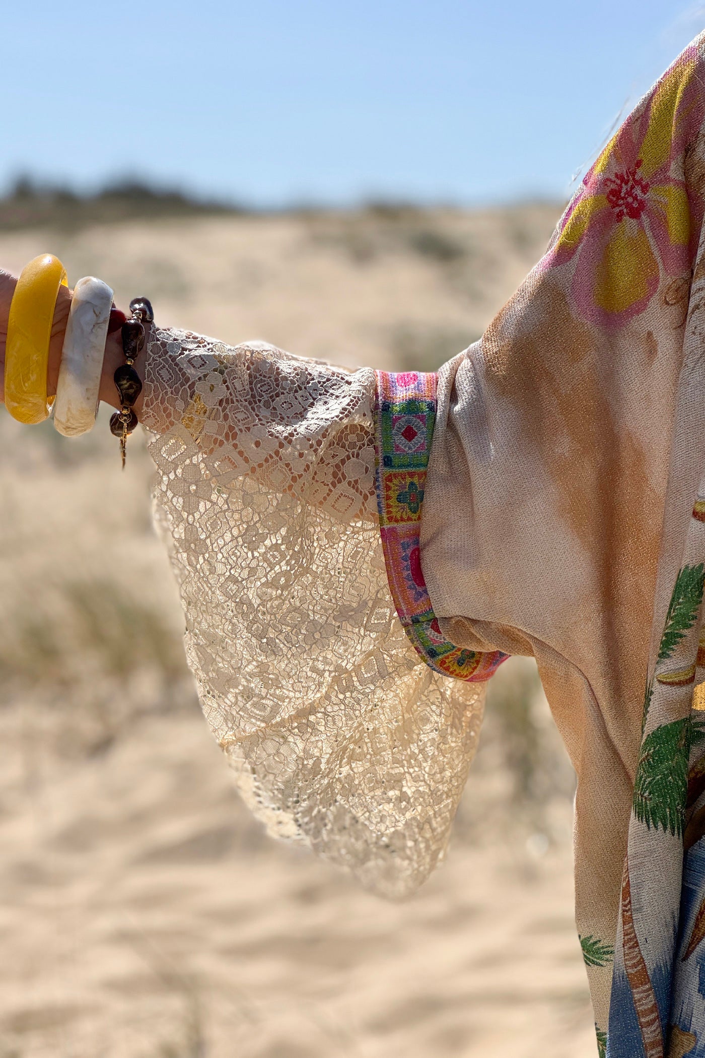 Top large et brillant imprimé soleil et plage détail dentelle aux manches