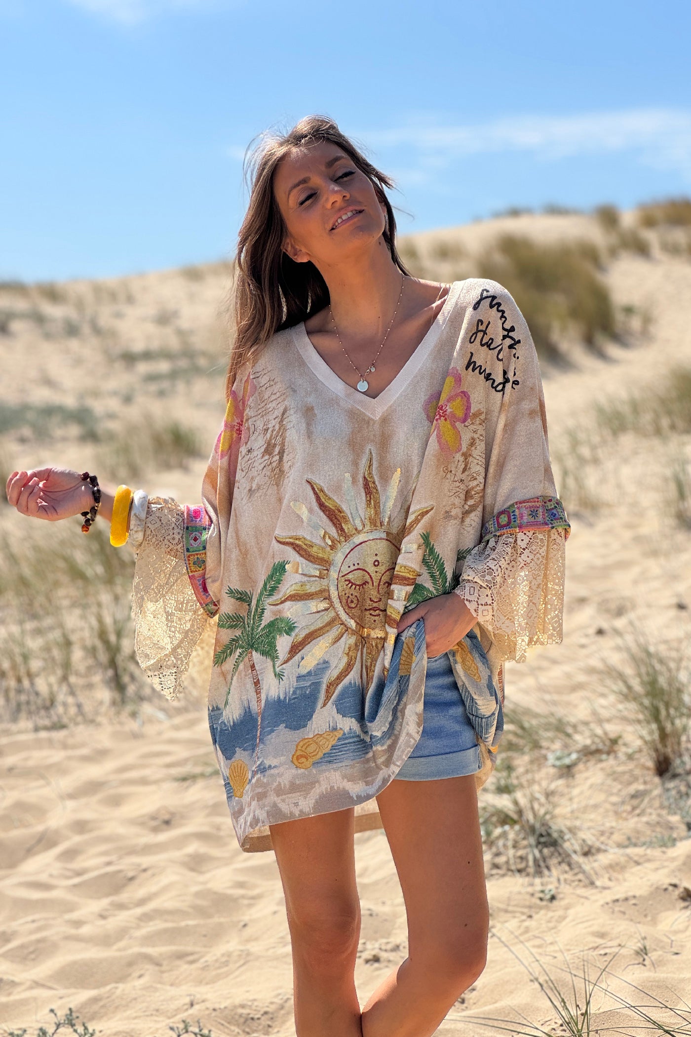 Top large et brillant imprimé soleil et plage détail dentelle aux manches