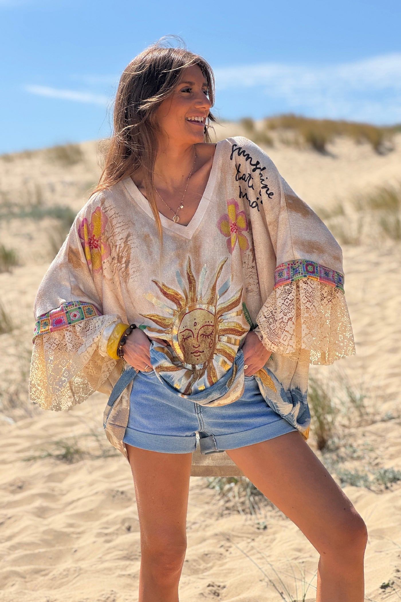 Top large et brillant imprimé soleil et plage détail dentelle aux manches