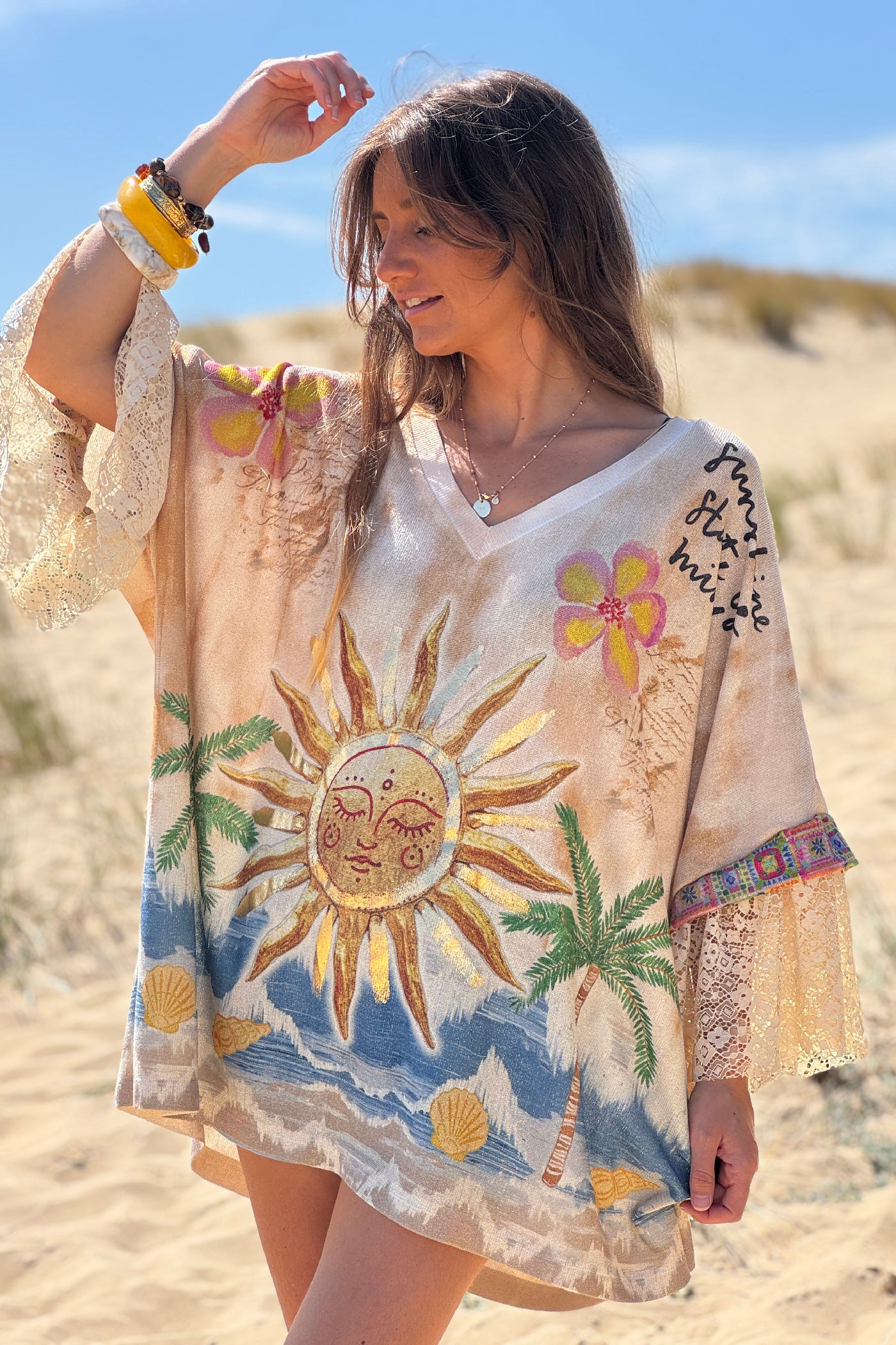 Top large et brillant imprimé soleil et plage détail dentelle aux manches