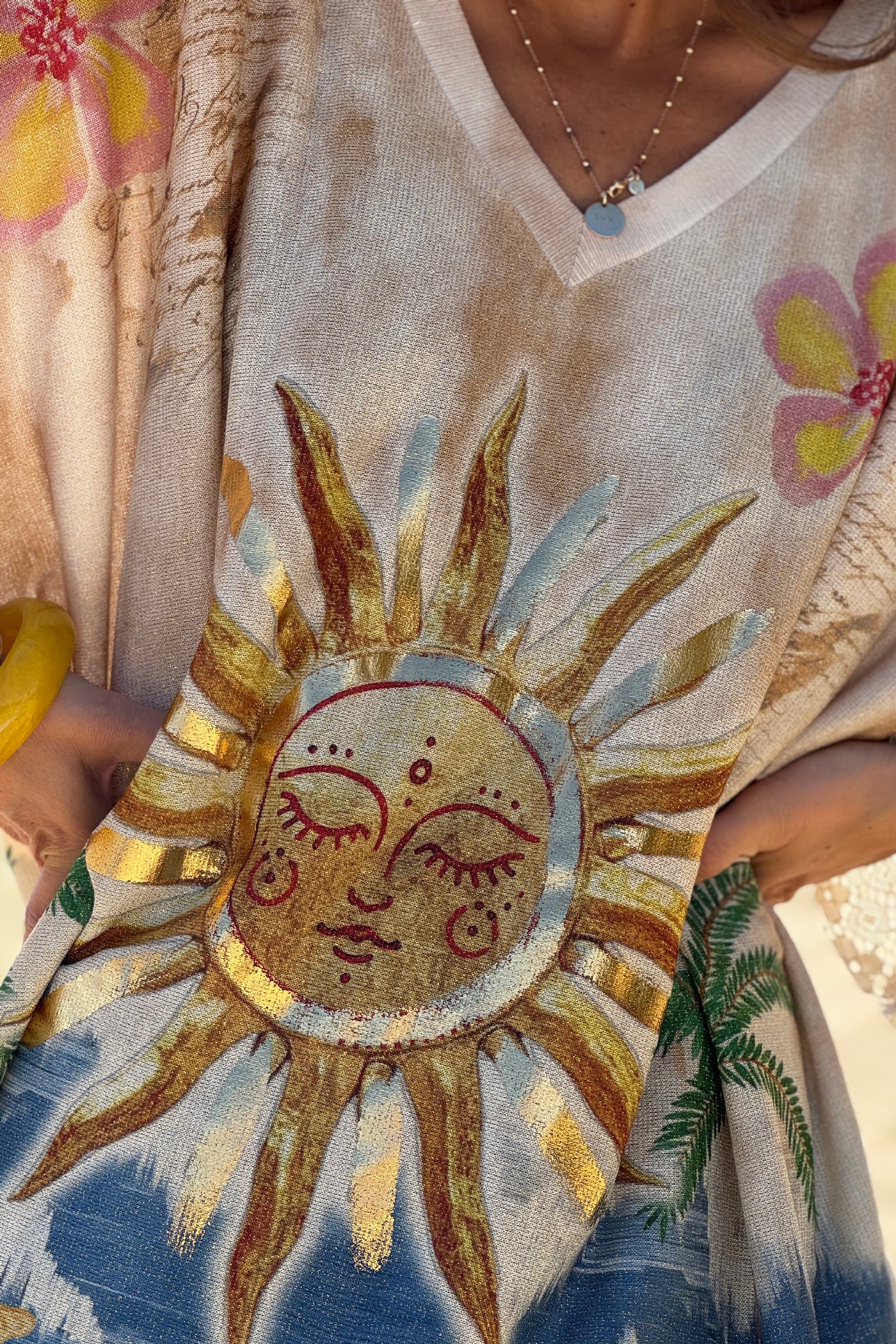 Top large et brillant imprimé soleil et plage détail dentelle aux manches