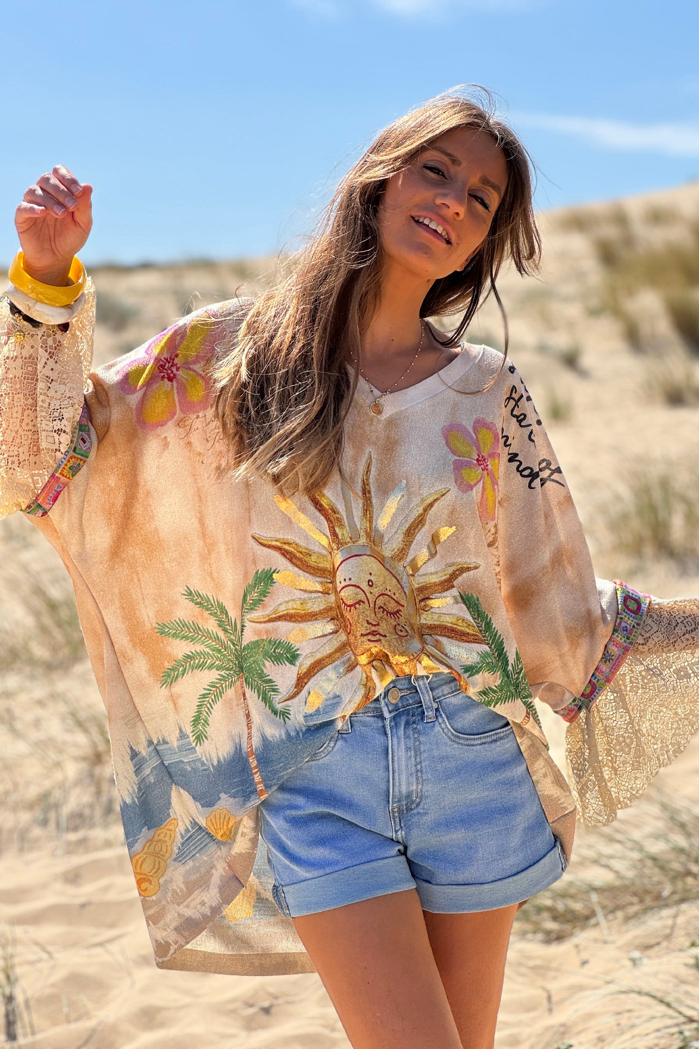 Top large et brillant imprimé soleil et plage détail dentelle aux manches